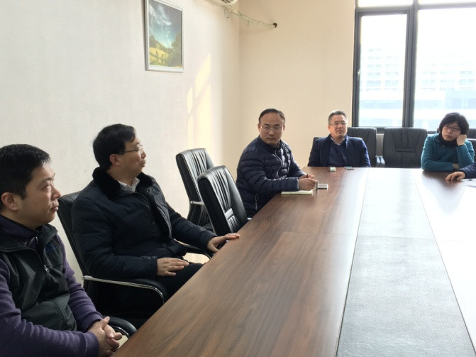图3bw必威西汉姆联姜斌院长和电气工程党支部党员们进行讨论和交流_副本.jpg